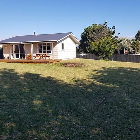 Relaxed Beach Retreat, Mod Family Friendly Bach Foxton Beach Exterior photo