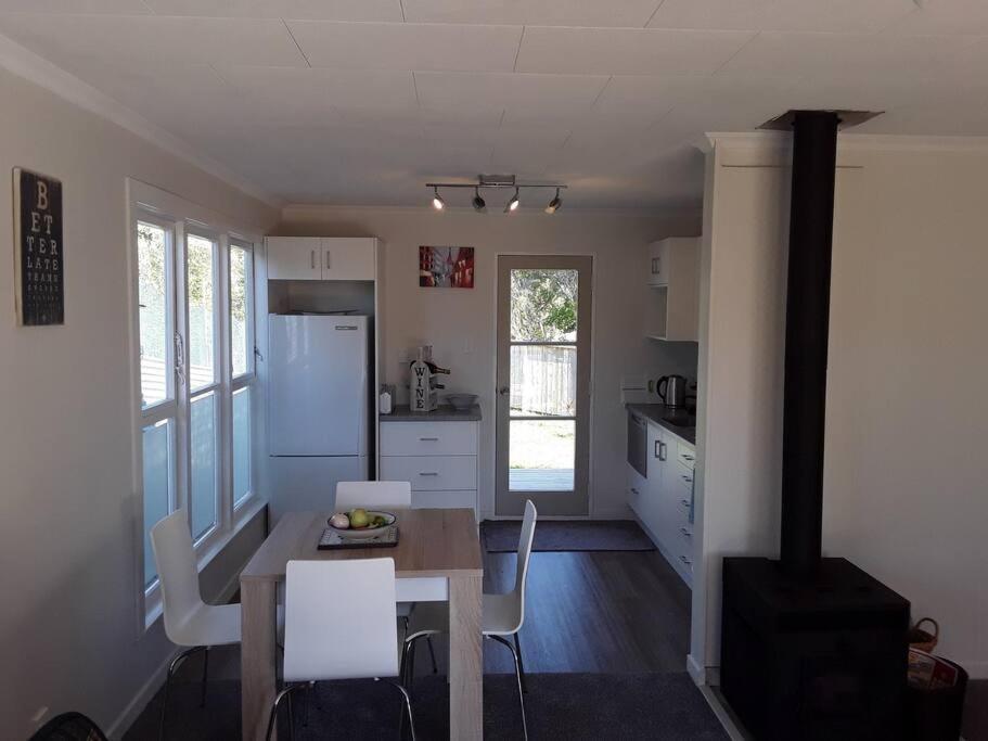 Relaxed Beach Retreat, Mod Family Friendly Bach Foxton Beach Exterior photo